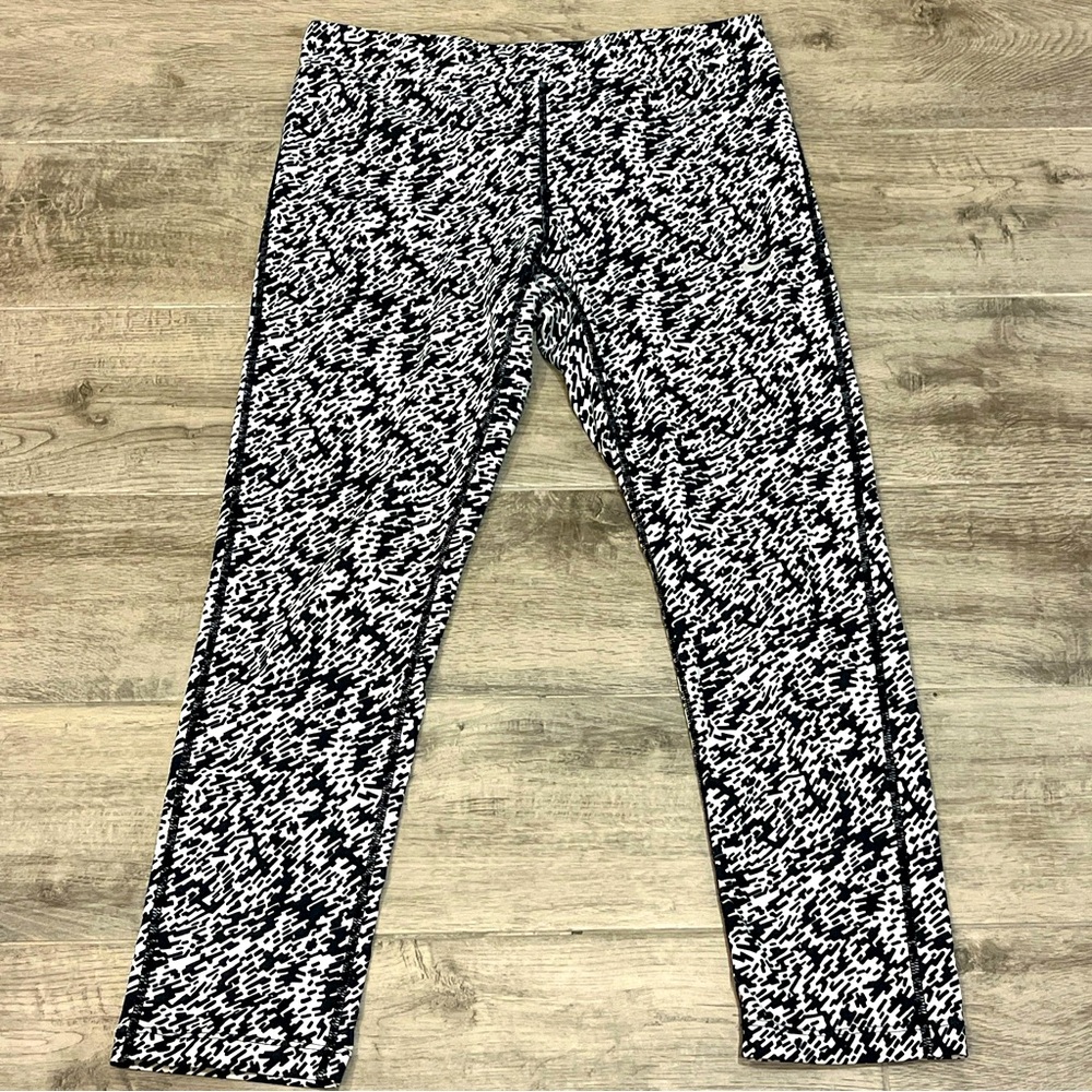 Nike Women’s Essential Tight Fit Crop Leggings Sz Medium 849889-010 Black White